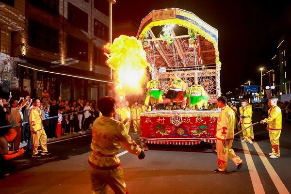 在第十三届宁德世界地质公园文化旅游节上，宁德市周宁县充分挖掘非物质文化遗产资源举办民俗踩街巡游活动。